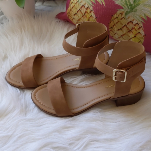 🛑 SOLD 🛑Tan Block Heel Sandal - Picture 4 of 8